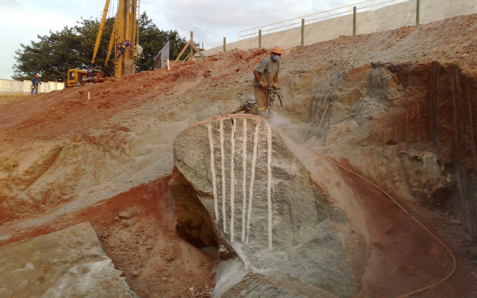 Desmonte de Rocha com martelete pneumático