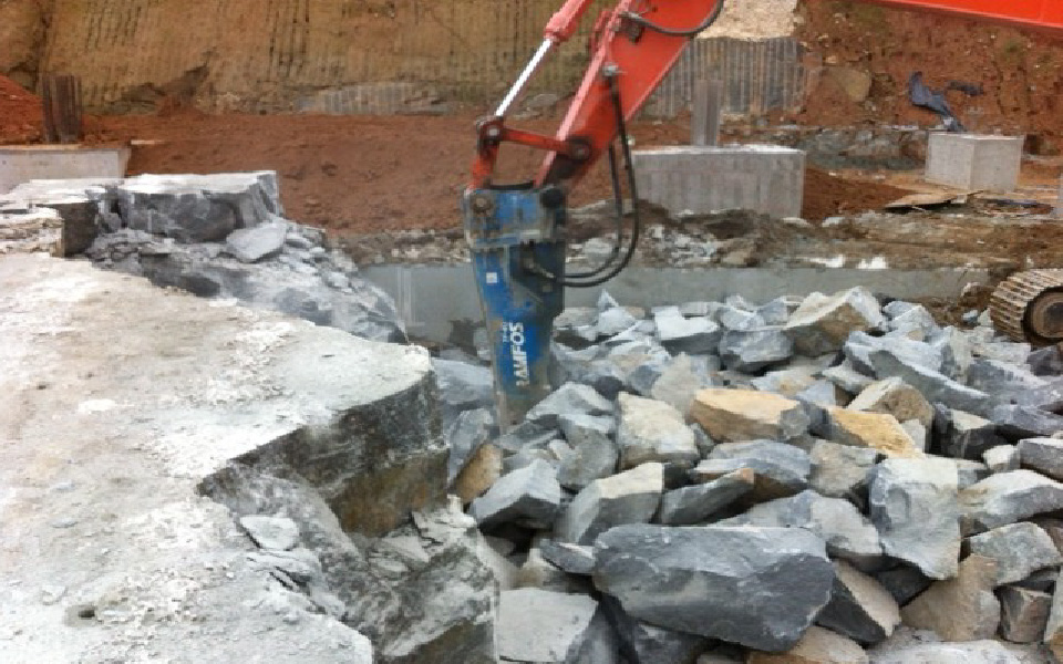 Desmonte de Rocha com martelete hidráulico