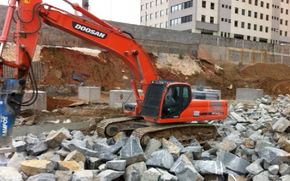 Desmonte de Rocha com martelete hidráulico
