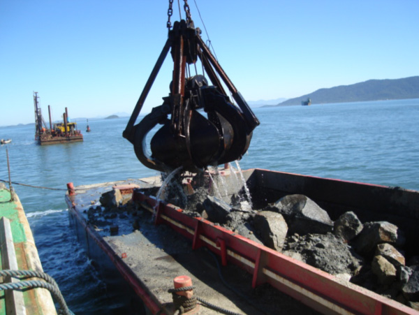 Desmonte de rochas subaquáticas