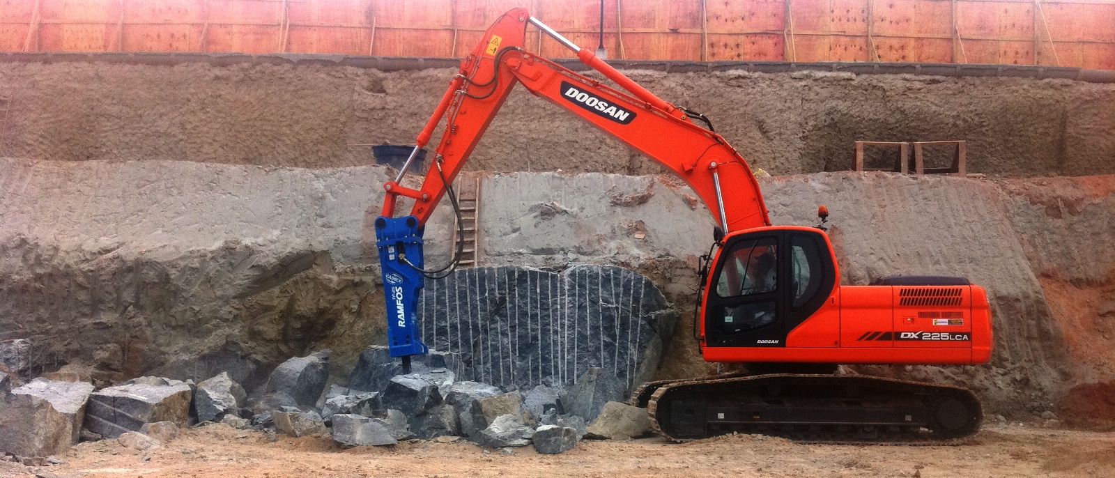 Fundamentos para simulação dos desmontes de rocha por explosivos